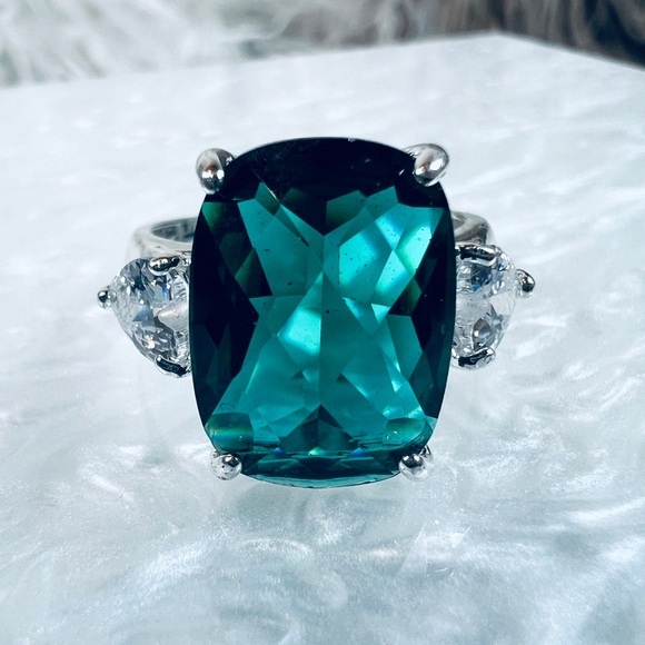 Gorgeous Silvertone with emerald green center costume statement, size 7 … - Picture 10 of 10